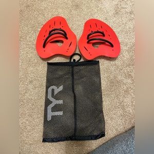 TYR swim paddles